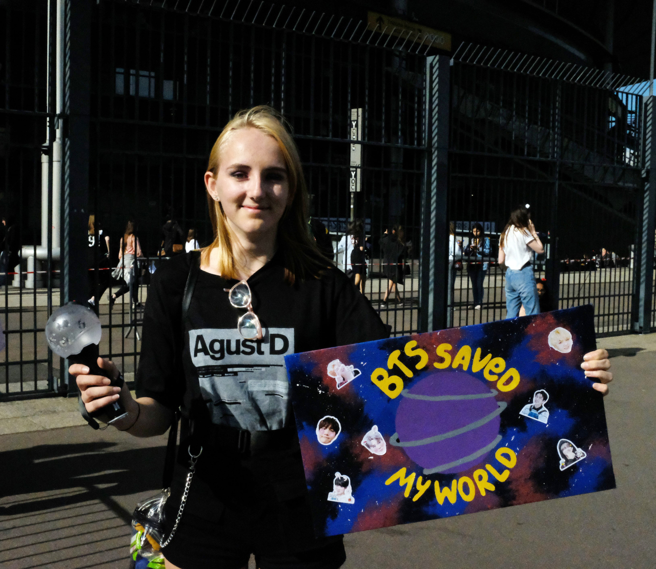 This photo shows a 17-year-old Swiss girl, Emma, who traveled to Paris from her hometown Lausanne to watch a BTS concert at Stade de France in Saint Denis, north of Paris, on June 8, 2019. (Yonhap)