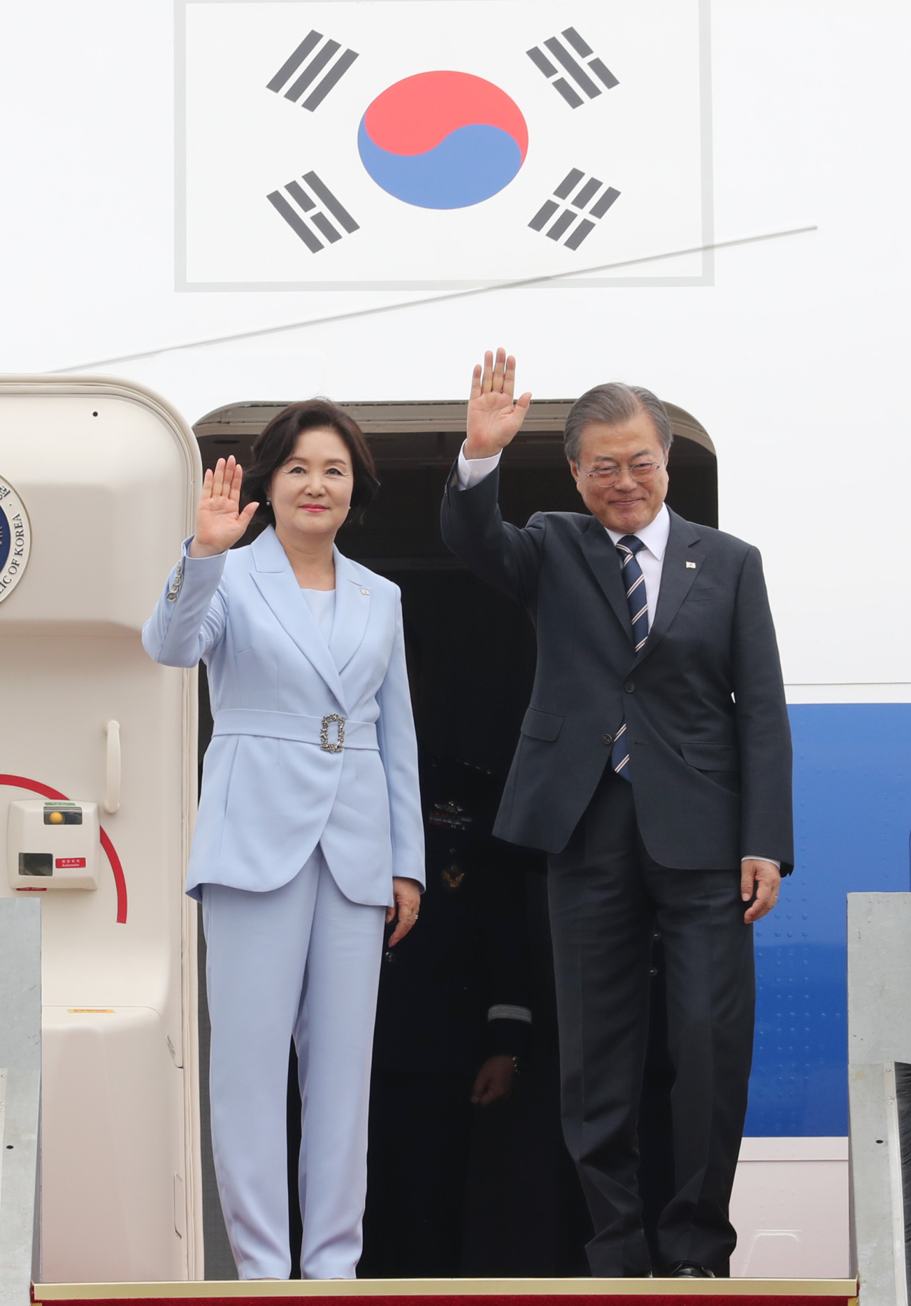 사진=문재인 대통령과 김정숙 여사가 9일 오후 서울공항에서 환송인사들에게 인사하고 있다. 문 대통령은 6박 8일 일정으로 핀란드·노르웨이·스웨덴 등 북유럽 3국을 국빈방문 한다. [연합]