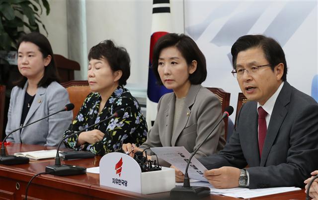 이낙연 국무총리가 10일 국회에서 열린 확대고위당정협의회에서 이야기를 나누고 있다.   [연합]