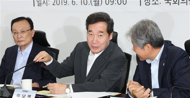이낙연 국무총리가 10일 국회에서 열린 확대고위당정협의회에서 이야기를 나누고 있다.   [연합]