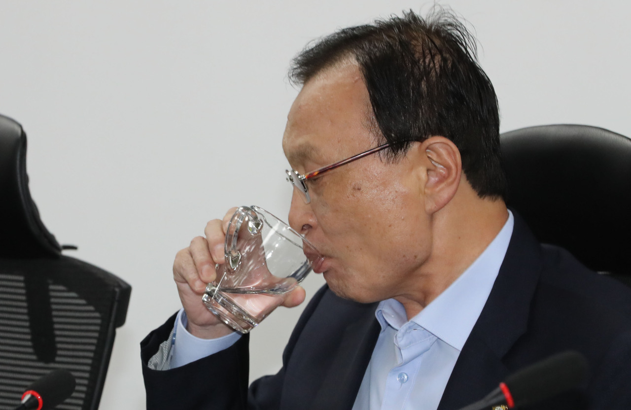 <YONHAP PHOTO-2344> 발언하는 이해찬 대표 (서울=연합뉴스) 하사헌 기자 = 더불어민주당 이해찬 대표가 10일 오전 국회 의원회관에서 열린 확대고위당정협의회에서 물을 마시고 있다. 2019.6.10 toadboy@yna.co.kr/2019-06-10 09:52:38/ <저작권자 ⓒ 1980-2019 ㈜연합뉴스. 무단 전재 재배포 금지.>
<YONHAP PHOTO-2344> 발언하는 이해찬 대표 (서울=연합뉴스) 하사헌 기자 = 더불어민주당 이해찬 대표가 10일 오전 국회 의원회관에서 열린 확대고위당정협의회에서 물을 마시고 있다. 2019.6.10 toadboy@yna.co.kr/2019-06-10 09:52:38/ <저작권자 ⓒ 1980-2019 ㈜연합뉴스. 무단 전재 재배포 금지.>