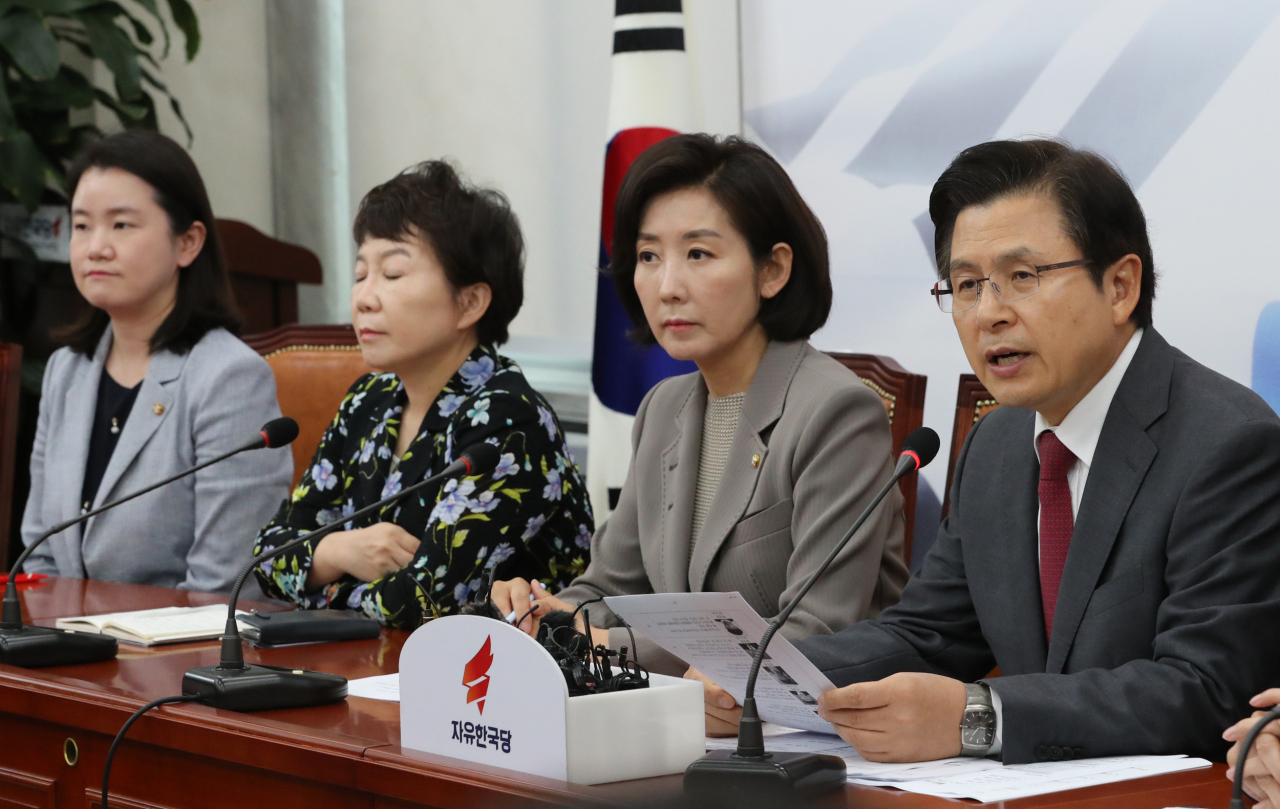 <YONHAP PHOTO-2273> 발언하는 자유한국당 황교안 대표 (서울=연합뉴스) 이진욱 기자 = 자유한국당 황교안 대표가 10일 국회에서 열린 최고위원회의에서 발언하고 있다. 2019.6.10 cityboy@yna.co.kr/2019-06-10 09:28:12/ <저작권자 ⓒ 1980-2019 ㈜연합뉴스. 무단 전재 재배포 금지.>
<YONHAP PHOTO-2273> 발언하는 자유한국당 황교안 대표 (서울=연합뉴스) 이진욱 기자 = 자유한국당 황교안 대표가 10일 국회에서 열린 최고위원회의에서 발언하고 있다. 2019.6.10 cityboy@yna.co.kr/2019-06-10 09:28:12/ <저작권자 ⓒ 1980-2019 ㈜연합뉴스. 무단 전재 재배포 금지.>
