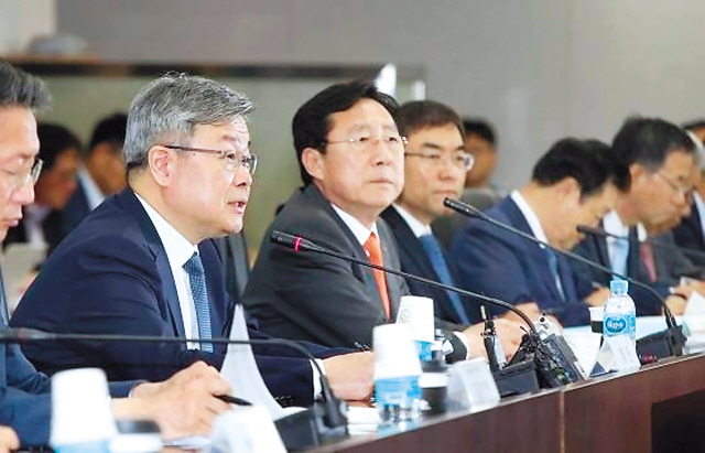 중소기업중앙회가 지난달 29일 서울 여의도 중기중앙회에서 이재갑 고용노동부 장관을 초청, 중소기업 노동현안 관련 간담회를 열었다. 이재갑 장관(왼쪽부터)과 김기문 중기중앙회장이 중소기업계 의견을 듣고 있다.
