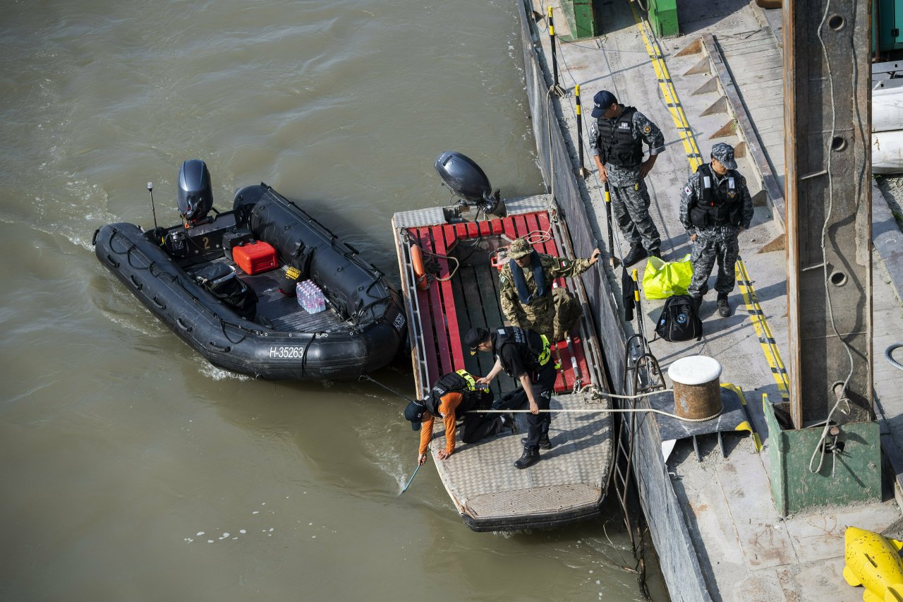 Preparations are made to retrieve the sunk shipwreck at Margaret Bridge, the s cene of the deadly boat accident in Budapest, Hungary, Sunday, June 9, 2019. (AP-Yonhap)