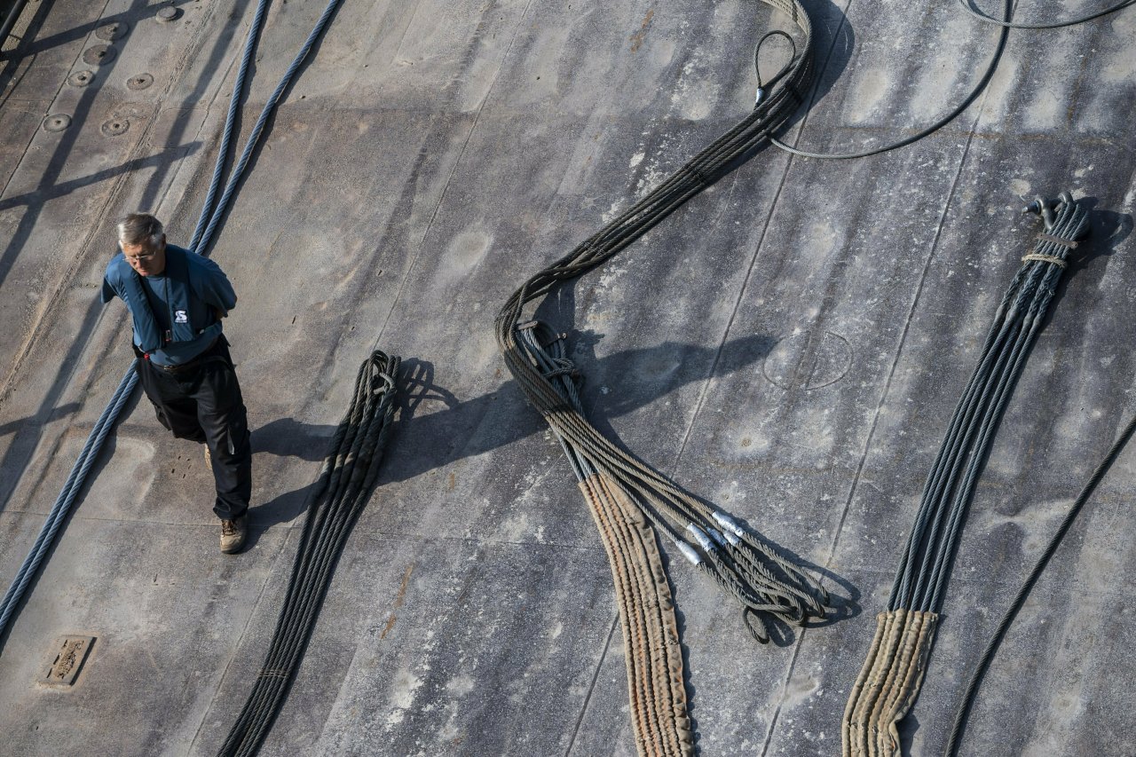Wire ropes are prepared to lift the sunk shipwreck at Margaret Bridge, the scene of the deadly boat accident in Budapest, Hungary, Sunday, June 9, 2019. (AP-Yonhap)