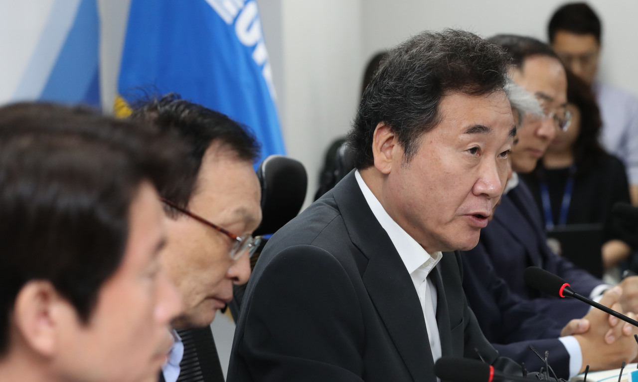 Prime Minister Lee Nak-yon (third from left) speaks during the high-level meeting among government, ruling paryt and presidential office on Monday. Yonhap