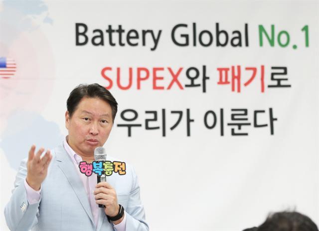 최태원 SK그룹 회장이 지난 4월 SK이노베이션 충남 서산 배터리 공장을 찾아 구성원들과 ‘행복토크’를 진행했다.  [SK 제공]