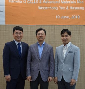 정하승 교수(왼쪽부터), 이선석 대표, 여운홍 교수가 시상식에서 기념촬영을 하고 있다.