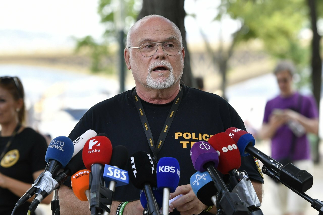 Head of the Public Relations Department of the Counter Terrorism Centre (TEK) Nandor Jasenszky speaks to the press at Margaret Bridge, the scene of the deadly boat accident, in Budapest, Hungary, Monday, June 10, 2019. (AP-Yonhap)