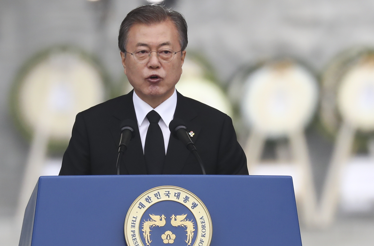 현충일 추념사 하는 문 대통령 (서울=연합뉴스) 윤동진 기자 = 문재인 대통령이 6일 오전 국립서울현충원에서 제64회 현충일 추념사를 하고 있다. 2019.6.6 mon@yna.co.kr (끝)
현충일 추념사 하는 문 대통령 (서울=연합뉴스) 윤동진 기자 = 문재인 대통령이 6일 오전 국립서울현충원에서 제64회 현충일 추념사를 하고 있다. 2019.6.6 mon@yna.co.kr (끝)