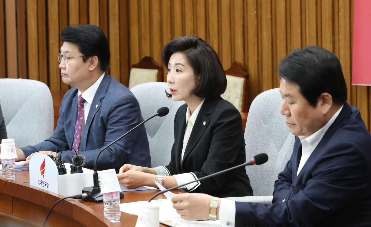 <YONHAP PHOTO-1659> 발언하는 나경원 원내대표 (서울=연합뉴스) 이진욱 기자 = 자유한국당 나경원 원내대표가 11일 국회에서 열린 원내대책회의에서 발언하고 있다. 2019.6.11 cityboy@yna.co.kr/2019-06-11 09:48:08/ <저작권자 ⓒ 1980-2019 ㈜연합뉴스. 무단 전재 재배포 금지.>
<YONHAP PHOTO-1659> 발언하는 나경원 원내대표 (서울=연합뉴스) 이진욱 기자 = 자유한국당 나경원 원내대표가 11일 국회에서 열린 원내대책회의에서 발언하고 있다. 2019.6.11 cityboy@yna.co.kr/2019-06-11 09:48:08/ <저작권자 ⓒ 1980-2019 ㈜연합뉴스. 무단 전재 재배포 금지.>