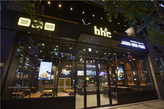 카페형 매장 bhc비어존 전경 [제공=bhc치킨]