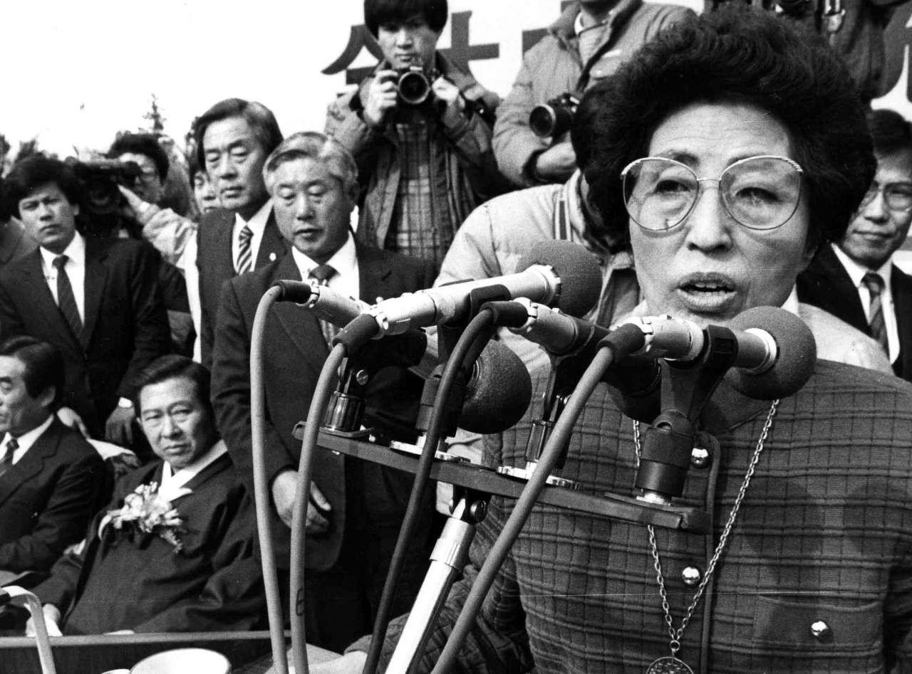 A photograph dated December 1987 shows Lee Hee-ho giving a speech at a at campaign rally for late President Kim Dae-jung in Jeju. Yonhap