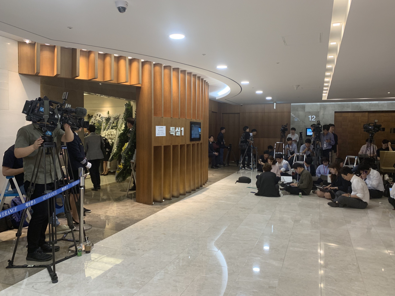 Reporters gather in front of the entrance to the memorial service hall Tuesday. (Kim Arin/The Korea Herald)
