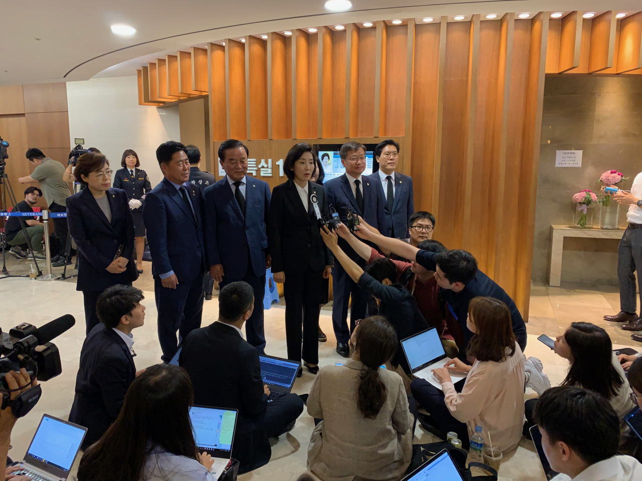 Liberty Korea Party floor leader Na Kyung-won takes questions from reporters after paying her tribute to the late first lady on Tuesday. “First Lady Lee Hee-ho’s life resonates deeply with the people,” she said. (The Korea Herald/Kim Arin)