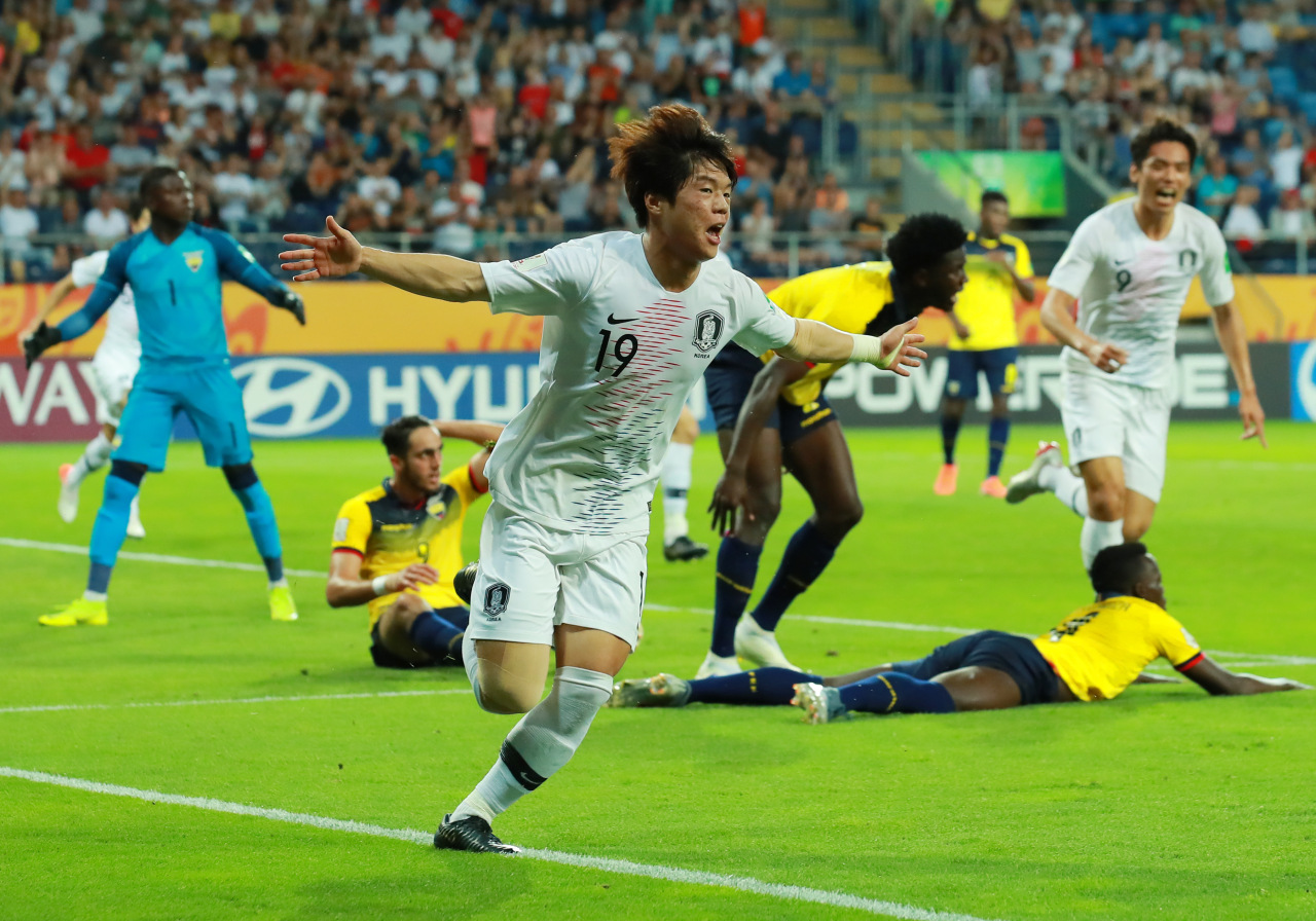 <YONHAP PHOTO-0835> 최준 선제골 '결승 가자!' (루블린[폴란드]=연합뉴스) 홍해인 기자 = 11일 오후(현지시간) 폴란드 루블린 경기장에서 열린 2019 국제축구연맹(FIFA) 20세 이하(U-20) 월드컵 4강전 한국과 에콰도르의 경기. 전반 한국 최준이 선제골을 넣은 뒤 팔을 벌리며 그라운드를 달리고 있다. 2019.6.12 hihong@yna.co.kr/2019-06-12 04:11:30/ <저작권자 ⓒ 1980-2019 ㈜연합뉴스. 무단 전재 재배포 금지.>
<YONHAP PHOTO-0835> 최준 선제골 '결승 가자!' (루블린[폴란드]=연합뉴스) 홍해인 기자 = 11일 오후(현지시간) 폴란드 루블린 경기장에서 열린 2019 국제축구연맹(FIFA) 20세 이하(U-20) 월드컵 4강전 한국과 에콰도르의 경기. 전반 한국 최준이 선제골을 넣은 뒤 팔을 벌리며 그라운드를 달리고 있다. 2019.6.12 hihong@yna.co.kr/2019-06-12 04:11:30/ <저작권자 ⓒ 1980-2019 ㈜연합뉴스. 무단 전재 재배포 금지.>