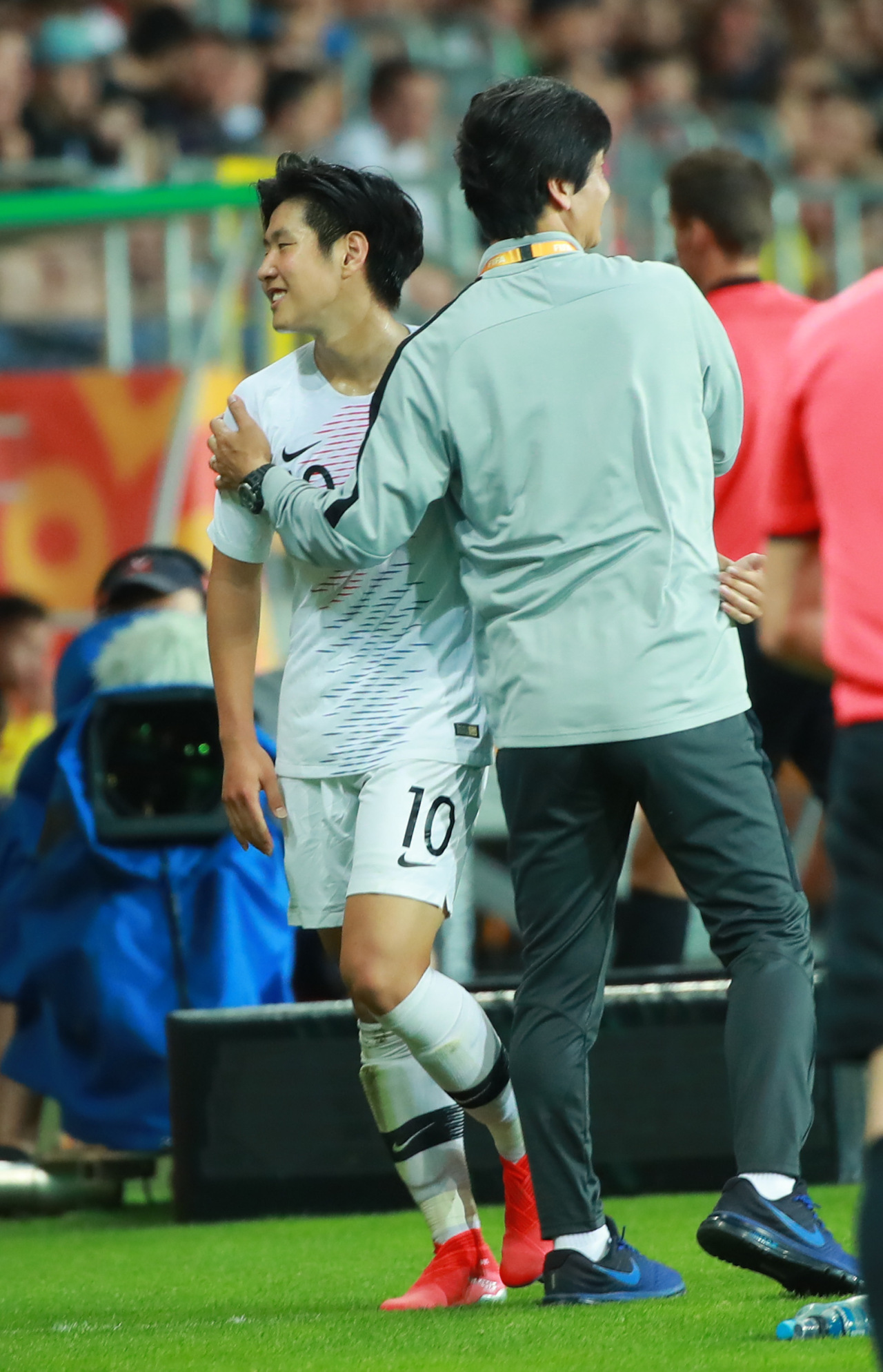 <YONHAP PHOTO-1004> 교체 이강인 격려하는 정정용 감독 (루블린[폴란드]=연합뉴스) 홍해인 기자 = 11일 오후(현지시간) 폴란드 루블린 경기장에서 열린 2019 국제축구연맹(FIFA) 20세 이하(U-20) 월드컵 4강전 한국과 에콰도르의 경기. 후반 박태준과 교체돼 벤치로 오는 이강인을 정정용 감독이 격려하고 있다. 2019.6.12 hihong@yna.co.kr/2019-06-12 05:09:48/ <저작권자 ⓒ 1980-2019 ㈜연합뉴스. 무단 전재 재배포 금지.>
<YONHAP PHOTO-1004> 교체 이강인 격려하는 정정용 감독 (루블린[폴란드]=연합뉴스) 홍해인 기자 = 11일 오후(현지시간) 폴란드 루블린 경기장에서 열린 2019 국제축구연맹(FIFA) 20세 이하(U-20) 월드컵 4강전 한국과 에콰도르의 경기. 후반 박태준과 교체돼 벤치로 오는 이강인을 정정용 감독이 격려하고 있다. 2019.6.12 hihong@yna.co.kr/2019-06-12 05:09:48/ <저작권자 ⓒ 1980-2019 ㈜연합뉴스. 무단 전재 재배포 금지.>