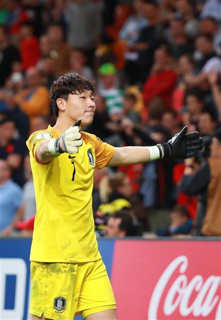 8일 오후(현지시간) 폴란드 비엘스코-비아와 경기장에서 열린 2019 국제축구연맹(FIFA) 20세 이하(U-20) 월드컵 8강 한국과 세네갈전의 경기. 승부차기에서 이광연 골키퍼가 관중들을 향해 손을 들며 응원을 유도하고 있다.  [연합]