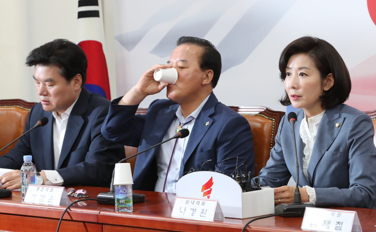 <YONHAP PHOTO-1605> 발언하는 나경원 원내대표 (서울=연합뉴스) 이진욱 기자 = 자유한국당 나경원 원내대표가 12일 국회에서 열린 원내대표·중진의원 연석회의에서 발언하고 있다. 2019.6.12 cityboy@yna.co.kr/2019-06-12 09:23:00/ <저작권자 ⓒ 1980-2019 ㈜연합뉴스. 무단 전재 재배포 금지.>
<YONHAP PHOTO-1605> 발언하는 나경원 원내대표 (서울=연합뉴스) 이진욱 기자 = 자유한국당 나경원 원내대표가 12일 국회에서 열린 원내대표·중진의원 연석회의에서 발언하고 있다. 2019.6.12 cityboy@yna.co.kr/2019-06-12 09:23:00/ <저작권자 ⓒ 1980-2019 ㈜연합뉴스. 무단 전재 재배포 금지.>