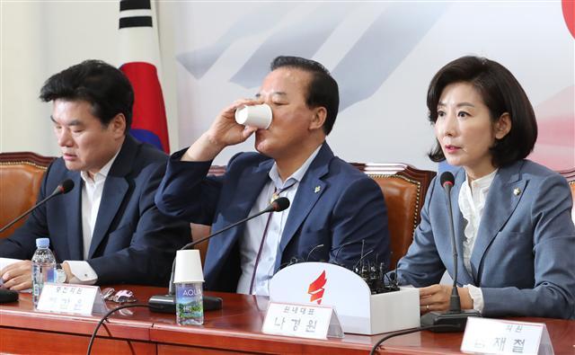 자유한국당 나경원 원내대표가 12일 국회에서 열린 원내대표ㆍ중진의원 연석회의에서 발언하고 있다.    [연합]