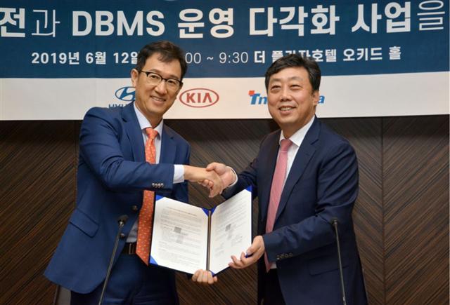 서정식(사진 왼쪽) 현대기아차 정보통신기술(ICT)본부 전무와 이희상 티맥스데이터 대표가 12일 서울 중구 플라자호텔에서 열린 ‘국산 DBMS의 발전과 DBMS 운영 다각화 사업을 위한 협력MOU’에서 기념사진을 찍고있다.  [티맥스 제공]