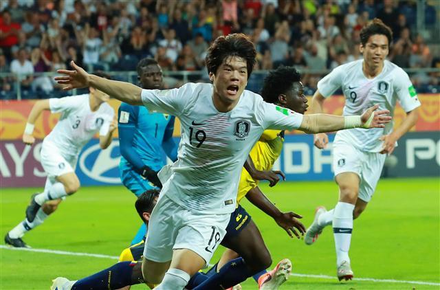 11일 오후(현지시간) 폴란드 루블린 경기장에서 열린 FIFA 20세 이하월드컵 4강전 한국과 에콰도르의 경기. 전반 한국 최준이 선제골을 넣은 뒤 팔을 벌리며 그라운드를 달리고 있다.  [연합]