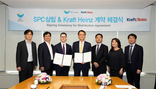SPC삼립과 크래프트 하인즈 계약 체결식에서 SPC삼립 이석환 사장(우측 네번째)과 크래프트 하인즈 스티븐 브릭스 북동 아시아 총괄 디렉터(우측 다섯번째)가 기념 촬영을 하고 있다.  [SPC삼립 제공]