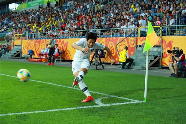 11일 오후(현지시간) 폴란드 루블린 경기장에서 열린 2019 국제축구연맹(FIFA) 20세 이하 월드컵 4강전 한국과 에콰도르의 경기 전반, 이강인이 코너킥을 차고 있다.