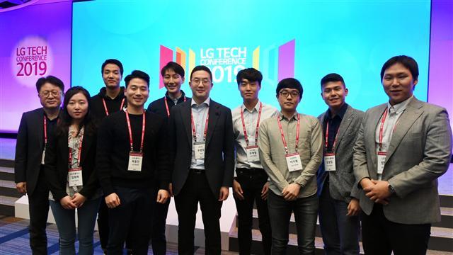 구광모 (주)LG 대표이사(가운데)가 지난 4월 미국 샌프란시스코에서 열린 ‘LG 테크 콘퍼런스’에 참석해 기념 촬영을 하고 있다. [ (주)LG 제공]