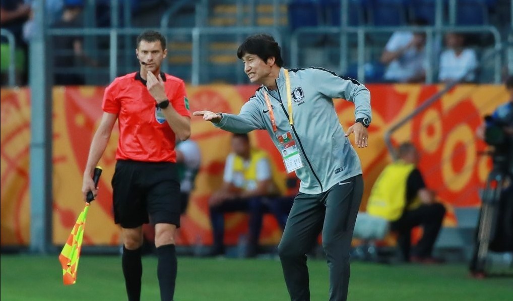 South Korea head coach Chung Jung-yong directs his players during their semifinals match against Ecuador at the FIFA U-20 World Cup at Lublin Stadium in Lublin, Poland, on June 11, 2019. (Yonhap)