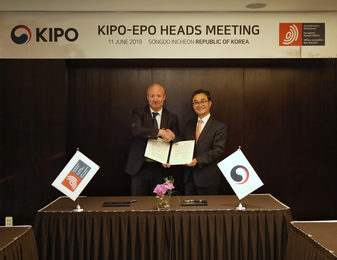 KIPO Commissioner Park (right) and EPO President Antonio Campinos on Tuesday hold a separate bilateral meeting and sign a memorandum of understanding. on information sharing. (KIPO)