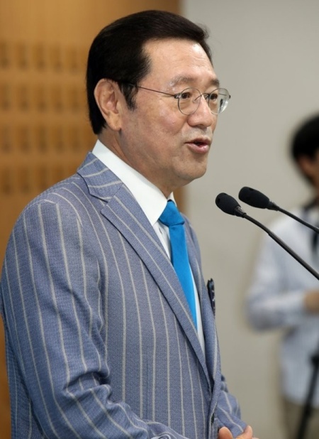 이용섭 광주시장이 12일 시청 브리핑룸에서 D-30일 기자회견을 열고 있다. [사진=연합뉴스]