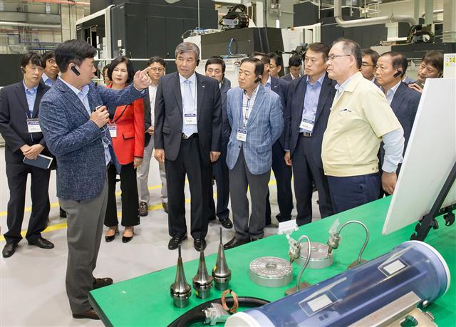 지난 12일 광주의 삼성전자 ’그린시티‘ 를 방문한 중소기업 대표들이 ICT 기반 시스템이 적용된 최첨단 스마트공장인 정밀금형개발센터를 둘러보고 있다.  [삼성전자 제공]