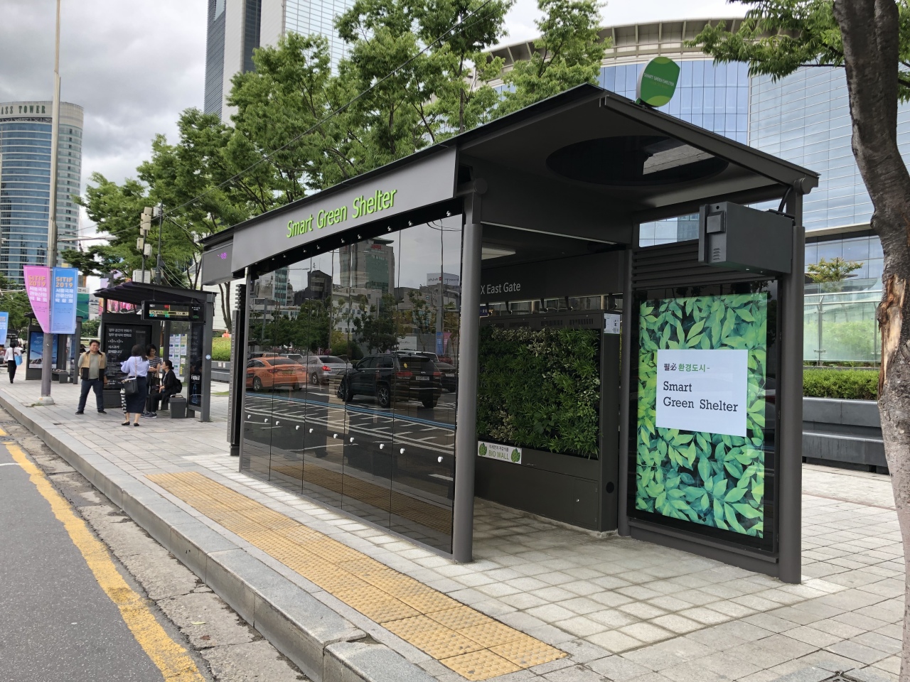 코엑스 동문 앞 버스정류장에 시범 설치한 ‘스마트 그린 셸터’. [강남구 제공]
