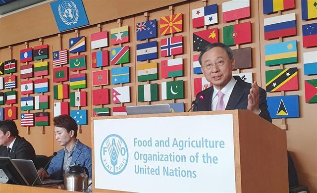 황창규 KT 회장이 12일(현지시간) 이탈리아 로마에서 열린 유엔식량농업기구(FAO)의 ‘디지털 농업혁신’ 컨퍼런스에 참석해 기조연설을 하고 있다.  [KT 제공]