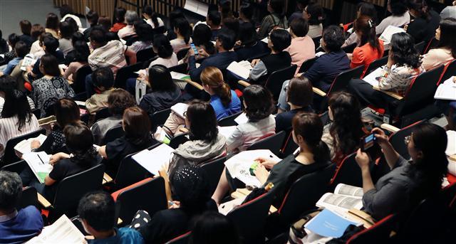 서울대가 2022학년도 대학입시부터 정시 비율을 30%까지 확대하기로 하면서 ‘정시 30% 룰’이 전체 대학으로 확산될 지 관심이 쏠리고 있다. 사진은 지난 11일 대구에서 열린 ‘2020 입시 변화예측 및 전략설명회’에서 학부모들이 참석해 설명을 듣고 있는 모습.  [연합]
