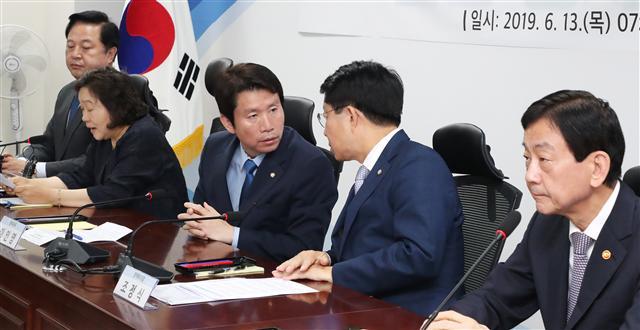 더불어민주당 이인영 원내대표(왼쪽 세번째)와 조정식 정책위의장이 13일 오전 국회 의원회관에서 열린 ‘이ㆍ통장 처우개선 및 책임성 강화 당정협의’에서 대화하고 있다. 오른쪽은 진영 행정안전부 장관.    [연합]