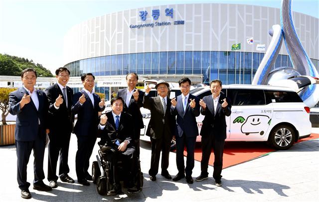 심영섭(왼쪽부터) 강원도의회 사회문화위원장, 김인호 한국철도공사강원본부장, 김대식 기아차 전무, 김선규 사단법인 그린라이트 회장, 최문순 강원도지사, 원충의 사단법인 강릉시장애인법인단체연합회장, 김한근 강릉시장, 최선근 강릉시의회 의장이 기념촬영을 하고 있다.  [기아차 제공]