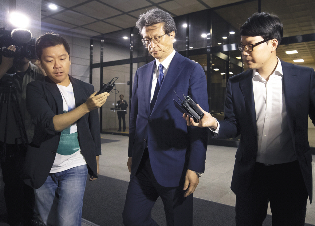 이재용 삼성전자 부회장의 핵심 측근으로 꼽히는 정현호 삼성전자 사장이 12일 새벽 삼성바이오로직스 분식회계 의혹 관련 검찰 조사를 마친 후 서초구 서울중앙지검을 나서고 있다.  [연합]