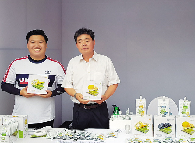 이웅일(오른쪽) 경남 거제 알로에팜 영농조합법인 대표가 친환경 무농약 알로에 제품을 들고 기념촬영하고 있다.  ［농림축산식품부 제공]