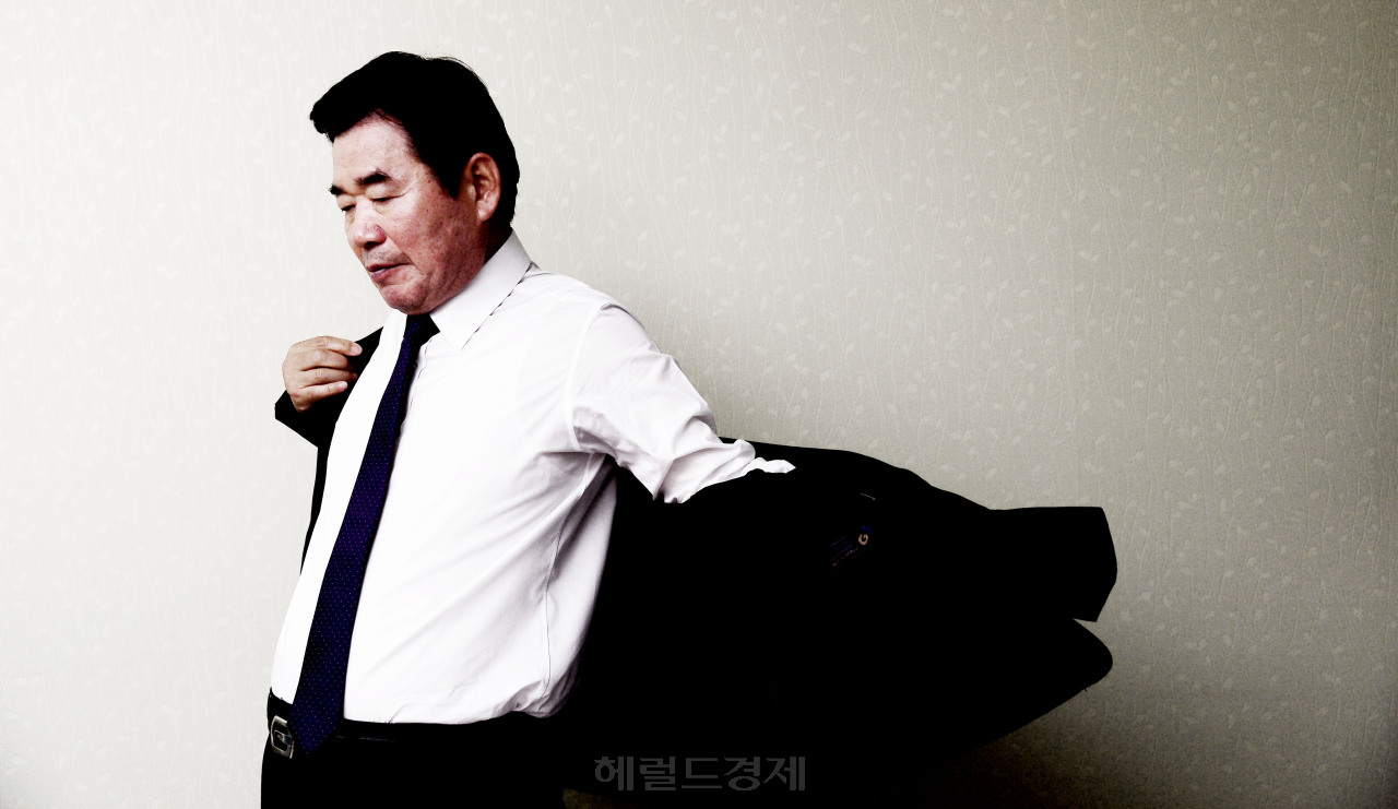 경제부총리를 역임하고, 야당 원내대표까지 지낸 김진표 의원. 그는 정치권이 ‘반대를 위한 반대’에 빠질때 민생은 힘들수 밖에 없다고 했다. 정치권 화두를 놓고 치열하게 싸울땐 싸우되, 민생을 위한 국회 본연의 일은 국회 안에서 이뤄져야 한다고 했다. 밤에는 광화문에 가 투쟁을 하더라도, 낮에는 국회에서 민생을 챙겨야 한다는 ‘주국야광(晝國夜光)’의 그의 주창이 현 상황에서 시사점을 던져준다. 사진=박해묵 기자/mook@heraldcorp.com