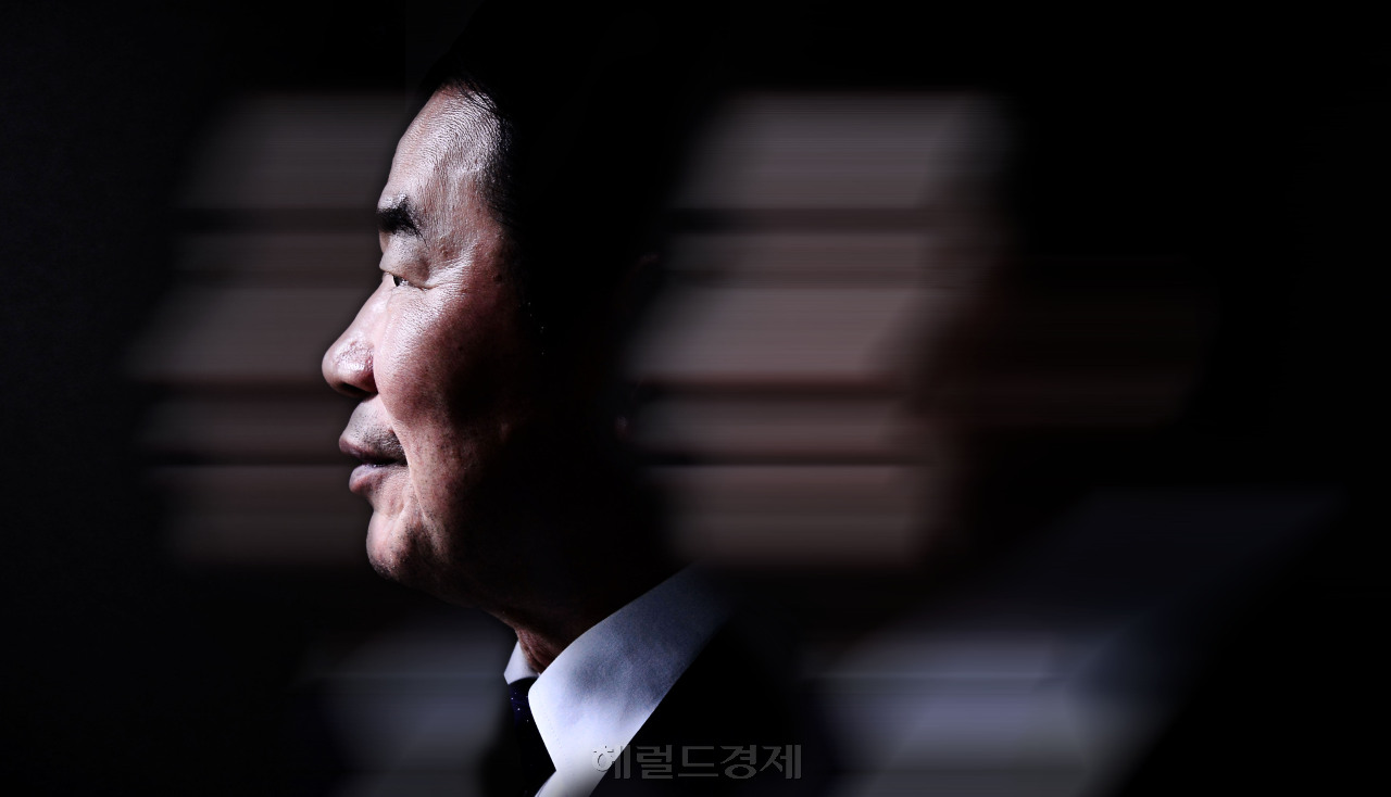 경제부총리를 역임하고, 야당 원내대표까지 지낸 김진표 의원. 그는 정치권이 ‘반대를 위한 반대’에 빠질때 민생은 힘들수 밖에 없다고 했다. 정치권 화두를 놓고 치열하게 싸울땐 싸우되, 민생을 위한 국회 본연의 일은 국회 안에서 이뤄져야 한다고 했다. 밤에는 광화문에 가 투쟁을 하더라도, 낮에는 국회에서 민생을 챙겨야 한다는 ‘주국야광(晝國夜光)’의 그의 주창이 현 상황에서 시사점을 던져준다. 사진=박해묵 기자/mook@heraldcorp.com