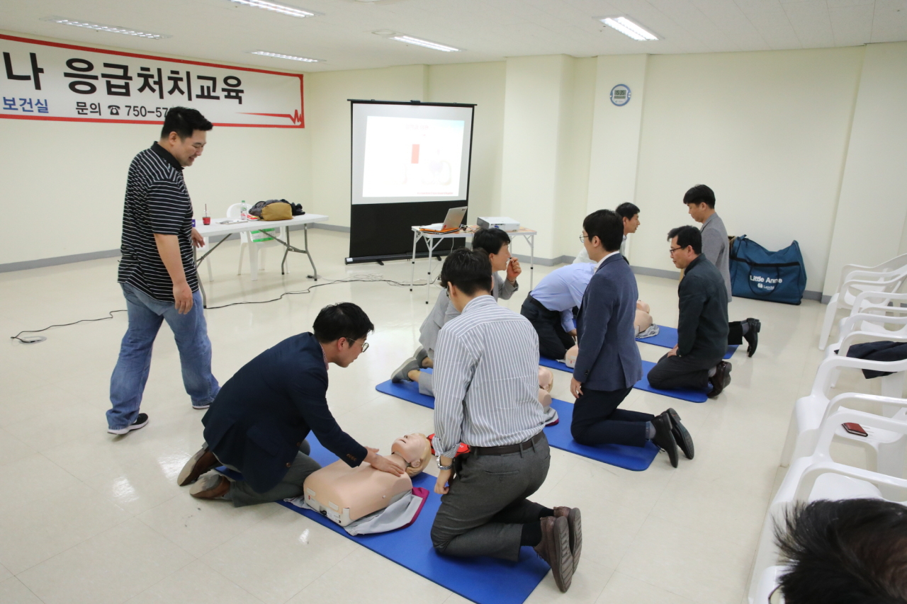 가천대 교직원 응급처치교육에서 직원들이 심폐소생술 교육을 받고 있다.[가천대 제공]
가천대 교직원 응급처치교육에서 직원들이 심폐소생술 교육을 받고 있다.[가천대 제공]