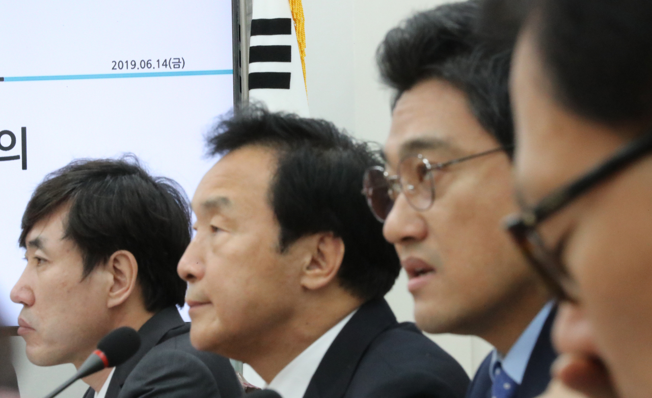<YONHAP PHOTO-1407> '이번 주말이 마지노선' (서울=연합뉴스) 이진욱 기자 = 14일 오전 바른미래당 오신환 원내대표가 국회에서 열린 최고위원회의에서 발언하고 있다. 국회 정상화 협상의 중재자 역할을 자처한 바른미래당은 이번 주말을 '협상 데드라인'으로 설정하고 합의 불발 시 국회 단독소집을 포함한 결단을 할 예정이다. 2019.6.14 cityboy@yna.co.kr/2019-06-14 09:06:59/ <저작권자 ⓒ 1980-2019 ㈜연합뉴스. 무단 전재 재배포 금지.>
<YONHAP PHOTO-1407> '이번 주말이 마지노선' (서울=연합뉴스) 이진욱 기자 = 14일 오전 바른미래당 오신환 원내대표가 국회에서 열린 최고위원회의에서 발언하고 있다. 국회 정상화 협상의 중재자 역할을 자처한 바른미래당은 이번 주말을 '협상 데드라인'으로 설정하고 합의 불발 시 국회 단독소집을 포함한 결단을 할 예정이다. 2019.6.14 cityboy@yna.co.kr/2019-06-14 09:06:59/ <저작권자 ⓒ 1980-2019 ㈜연합뉴스. 무단 전재 재배포 금지.>