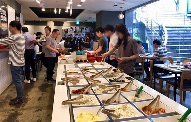 지난 7일 찾은 미스터피자 여의도점 피자 뷔페 매장 모습. 1만900원의 런치 타임에 삼삼오오 모여든 직장인과 가족 단위 고객들이 샐러드 바를 이용하고 있다. 여의도점 매출은 뷔페 매장 전환 후 전년 동기 대비 53% 늘었다.  [미스터피자 제공]