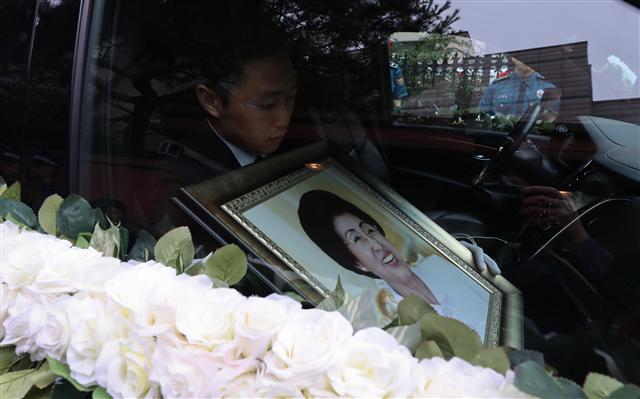 고(故) 김대중 전 대통령의 부인 이희호 여사의 발인이 엄수된 14일 오전 이 여사의 운구차량이 서울 마포구 동교동 사저에 도착하고 있다. 이날 오전 서울 동작구 국립서울현충원 현충관에서 엄수된 이 여사의 사회장 추모식에서 문희상 국회의장은 추도사를 통해 “이희호 여사는 민주화 어머니이자, 시대를 앞선 선구자였다”고 추모했다(위).      [연합]