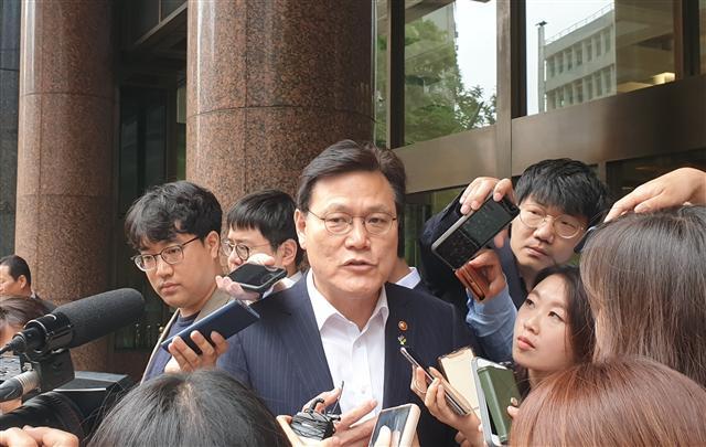 최종구 금융위원장이 14일 오전 서울 명동 은행회관 뱅커스클럽에서 5대 금융그룹 회장들과 조찬 간담회를 마친 뒤 취재진을 만나 이야기하고 있다.  [박준규 기자/nyang@]