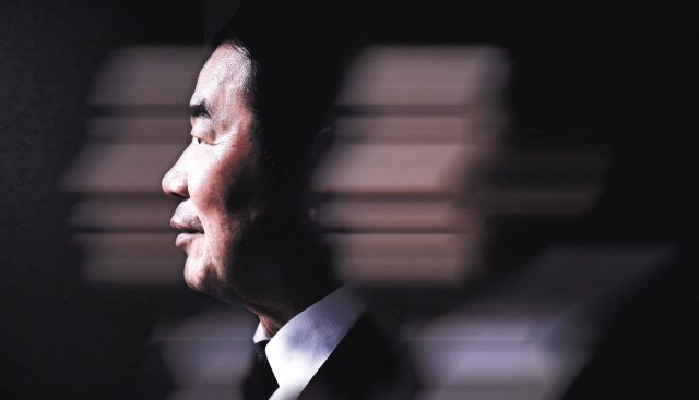 경제부총리를 역임하고, 야당 원내대표까지 지낸 김진표 의원. 그는 정치권이 ‘반대를 위한 반대’에 빠질때 민생은 힘들수 밖에 없다고 했다. 정치권 화두를 놓고 치열하게 싸울땐 싸우되, 민생을 위한 국회 본연의 일은 국회 안에서 이뤄져야 한다고 했다. 밤에는 광화문에 가 투쟁을 하더라도, 낮에는 국회에서 민생을 챙겨야 한다는 ‘주국야광(晝國夜光)’의 그의 주창이 현 상황에서 시사점을 던져준다.  사진=박해묵 기자/mook@heraldcorp.com