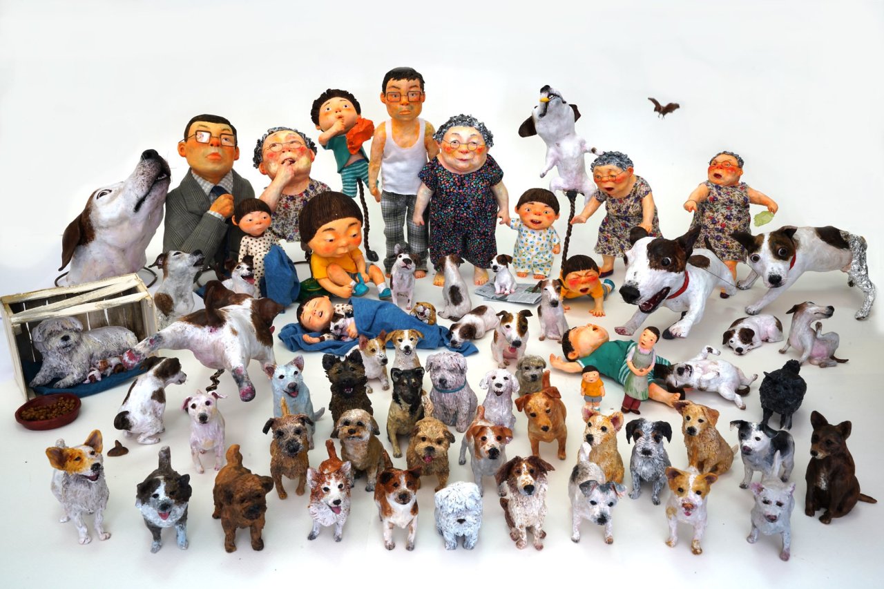 Using clay, wires and every material imaginable, Baek Hee-na creates miniatures of characters and props and photographs them for a scene in her book. Seen in the photo is an assembly of living characters created by Baek for “I Am a Dog.” (Photo provided by the author)