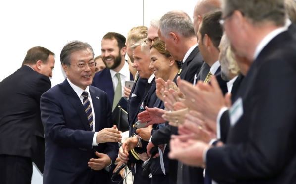 South Korean President Moon Jae-in meets Swedish business leaders during a "business summit" at a Stockholm hotel on June 14, 2019. (Yonhap)